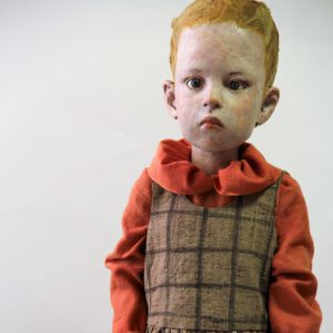 チェックの服を着た女の子