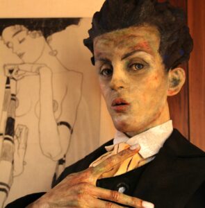 ピーコック柄のベストを着たエゴン・シーレ